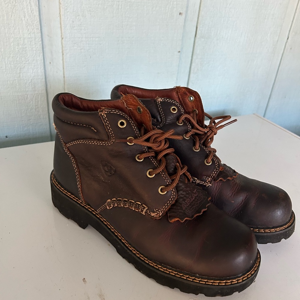 Ariat work / cute boots for women! Very lightly used.